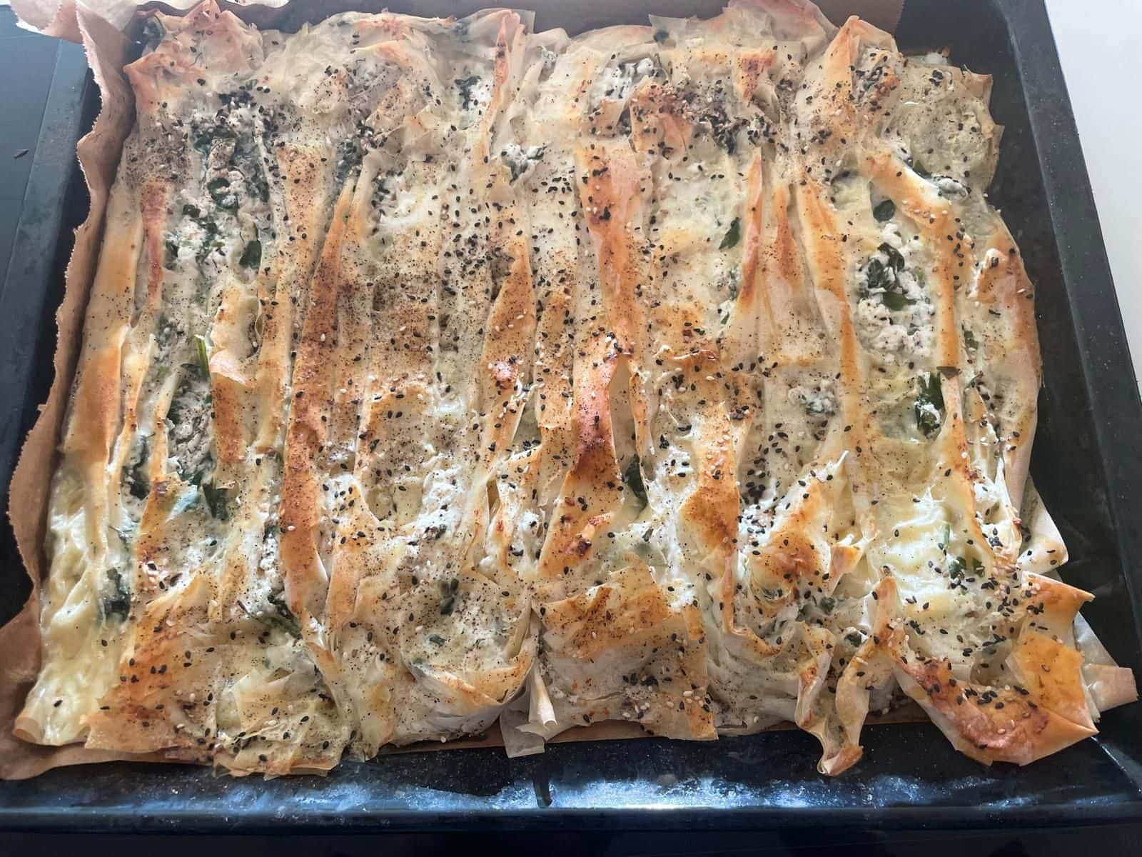 Frisch gebackenes Brot im Blech
