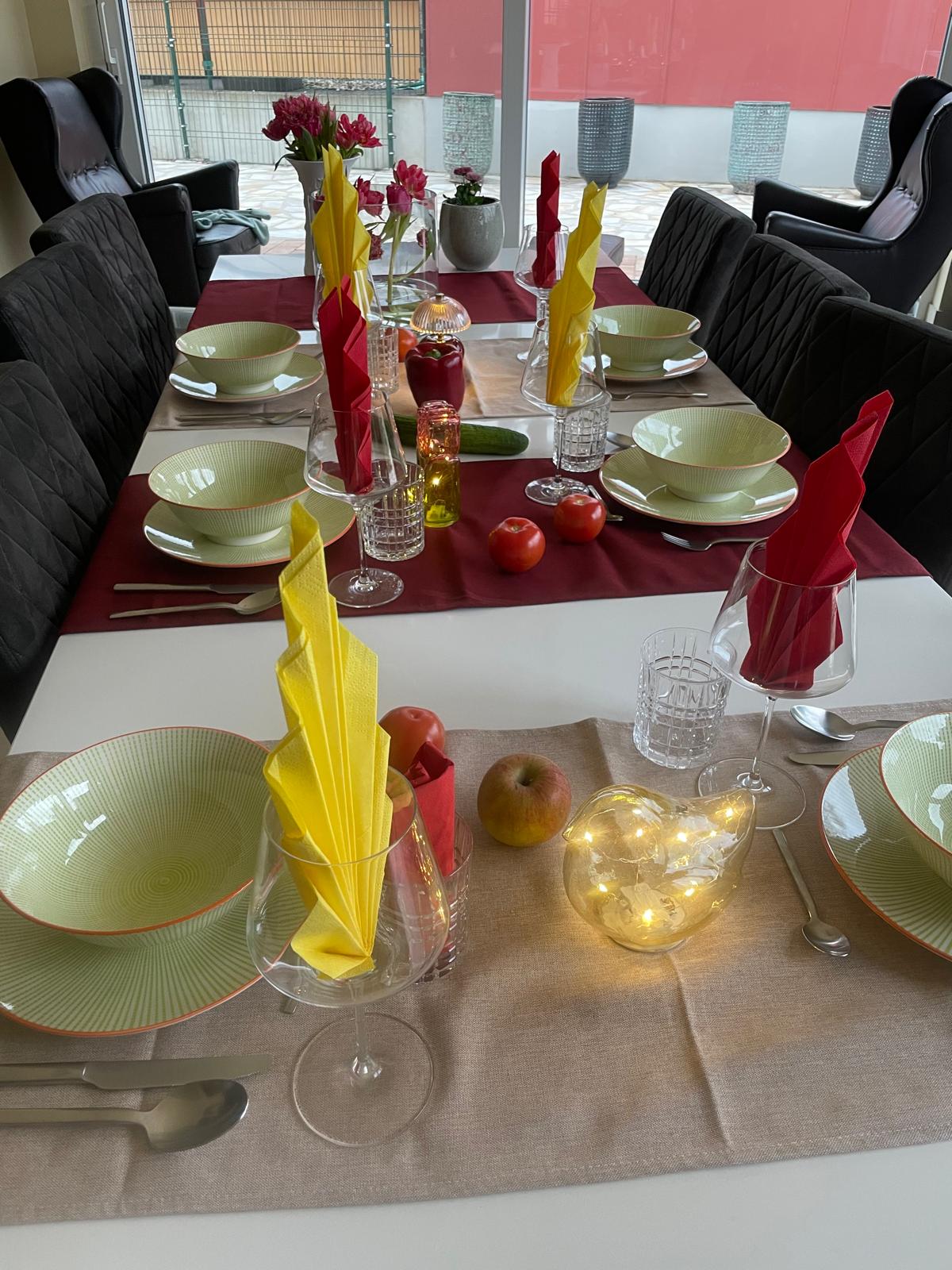 Liebevoll gedeckter Tisch bei Cook & Chill