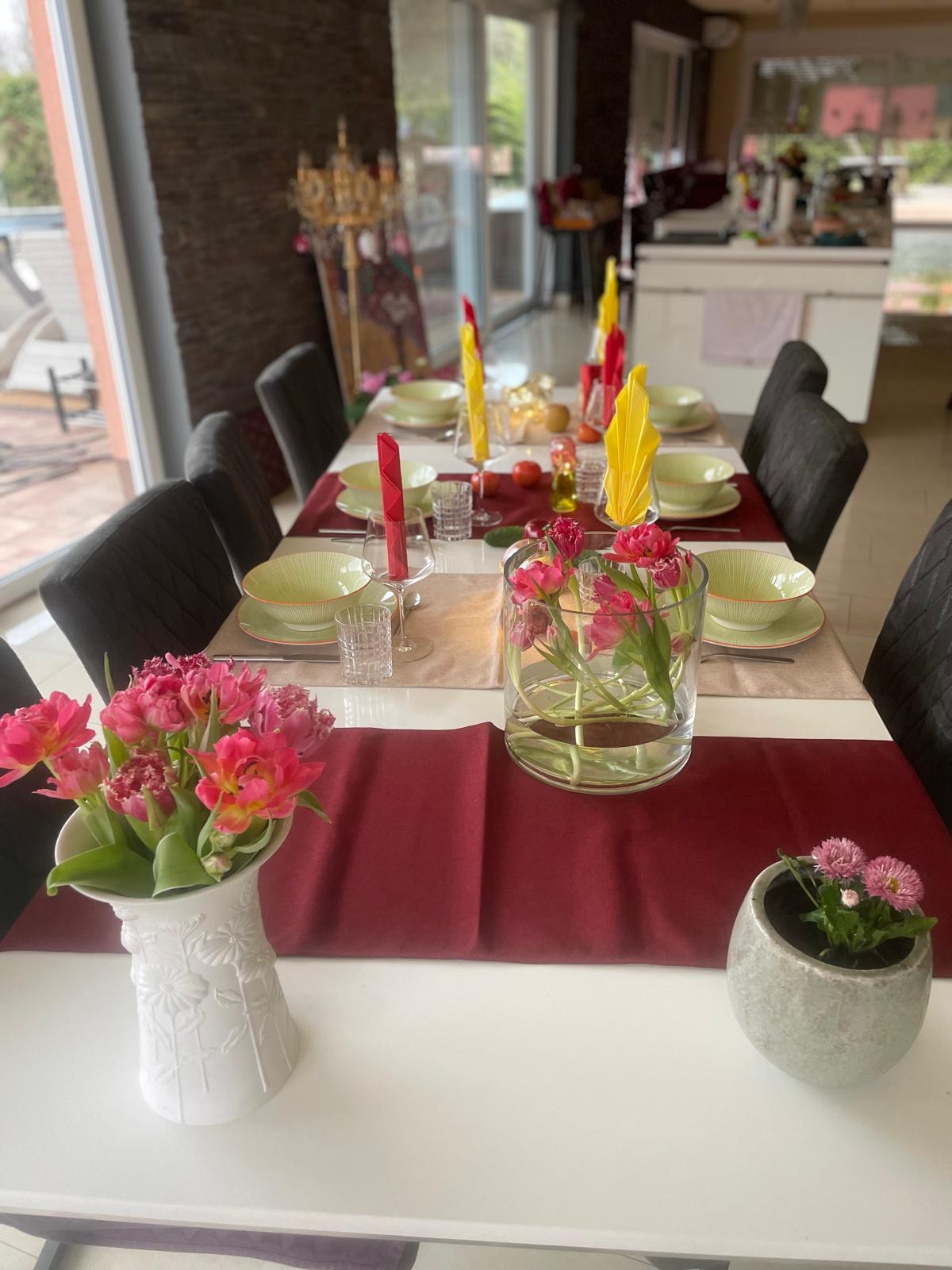 Gedeckter Tisch mit Blumen und Dekoration
