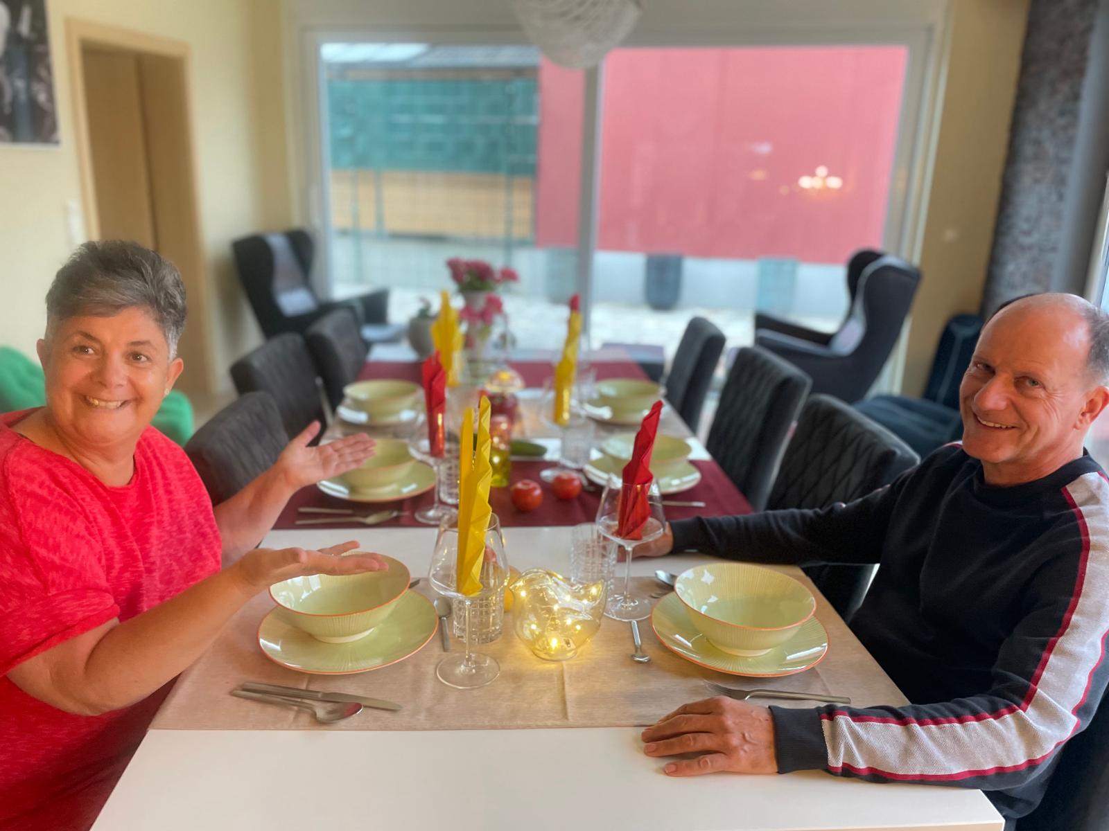 Reel und Volker am liebevoll gedeckten Tisch